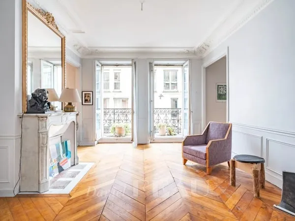 Paris XVIIe - Rue du Débarcadère - Soleil, balcon et chambre de service.