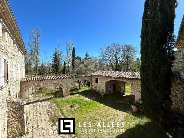 Maison 20 pièces 600 m²