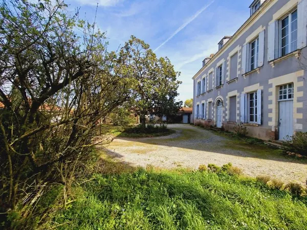 Belle Maison Bourgeoise et ses dépendances dans le vignoble