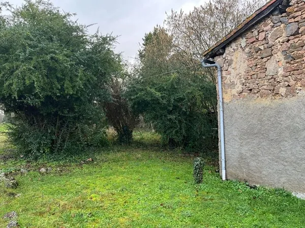 Maison de 63 m2 à Le vigeant , 2 chambres , jardin de 580 m2 avec grange