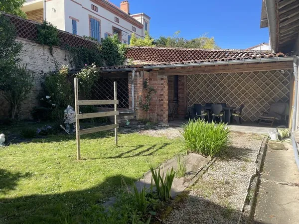 Maison de village plain-pied avec jardin et garage