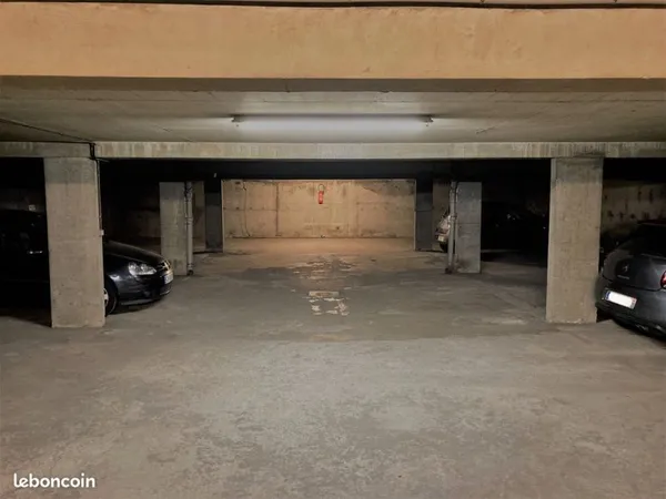 Parking 2 roues / petite voiture Commerce / Cambronne / Garibaldi sécurisé