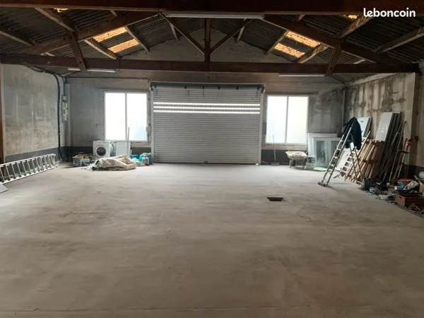 Local 230 m², 3 bureaux, cuisine, salle d'eau, dépôt, parking privé