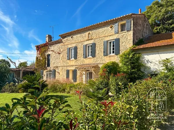 Mas de charme en pierre 263 m2 avec remise attenante sur 570