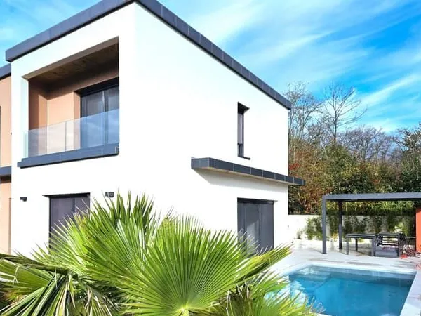 MAISON CONTEMPORAINE AVEC DE BELLES PRESTATIONS