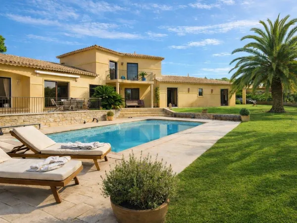 Au coeur d'un environnement privilégié, villa de prestige de 232 m² avec 5 chambres et piscine, à qu