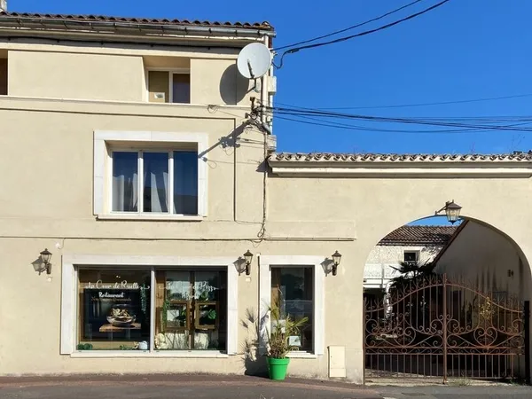 Ruelle sur Touvre. Immeuble 460 m²