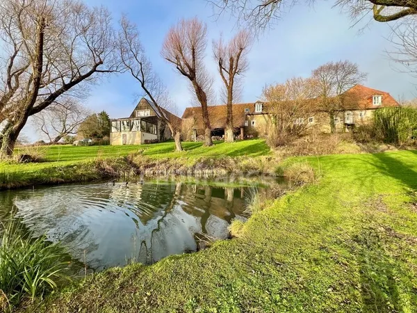 À VENDRE - ST LÉONARD - PROPRIÉTÉ DE CARACTÈRE EN PIERRES - 4,75 HECTARES - 7 APPARTEMENTS - PISCINE