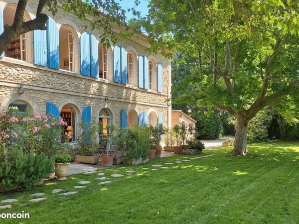 Appartement lumineux avec terrasse et piscine dans résidence de caractère