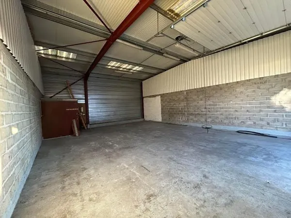 Local 104 m²