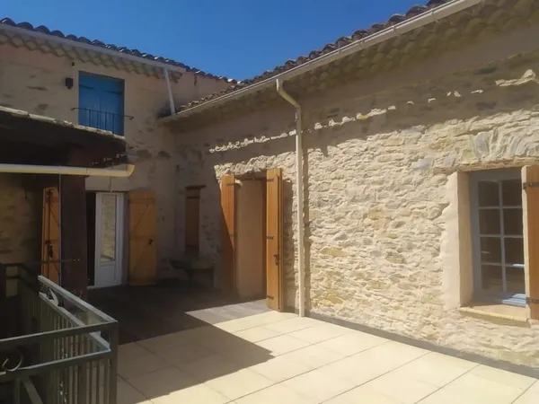 Maison en pierres avec terrasse et garage