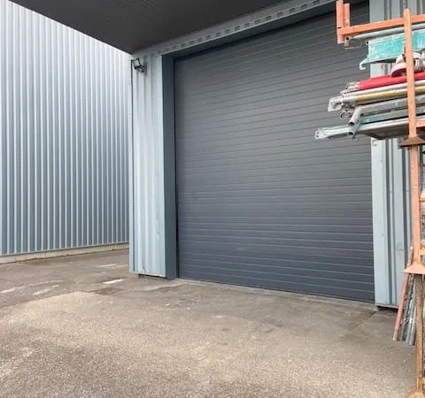 Saint priest : local de 135 m2 dont 25 m2 bureau. Parfait état