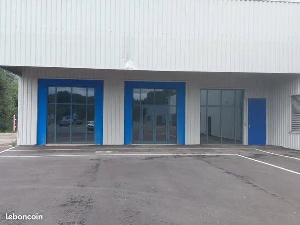 Local commercial brut de béton de 700 m², situé dans un ensemble fraîchement rénové, à la sortie de 