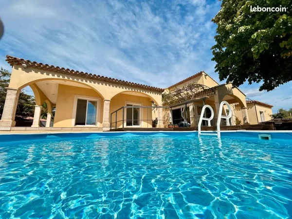 Villa d'architecte T7 de plain-pied avec vue dominante et panoramique sur un terrain verdoyant de 40