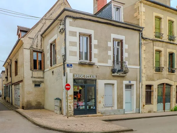 Maison de ville, Nevers, hyper centre, 2 chambres, local commercial, potentiel locatif, 2H30 de PARI