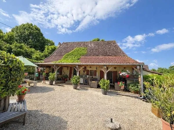 Mooi stenen huis met veel uitbreidingsmogelijkheden Charmant stenen huis met bijgebouwen op 1,3 h