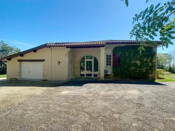 Grande maison de plain pied sur son parc arboré