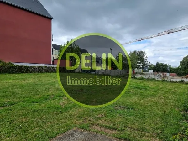 Terrain constructible 963m2 avec maison SAINT-ERBLON centre