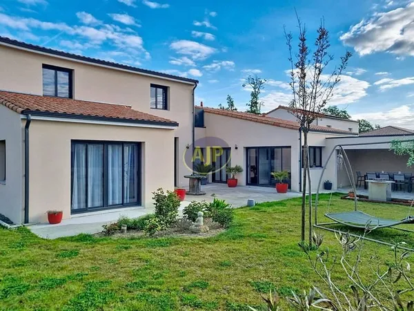 Maison 8 pièces 214 m²
