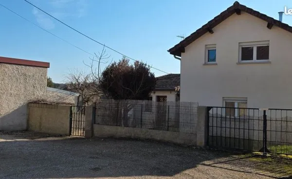 MAISON Individuelle - INDEPENDANTE + 9 GARAGES