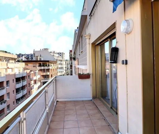 EXCLUSIVITE SAINT-RAPHAEL - CENTRE-VILLE - Appartement 2 pièces en avant dernier étage avec cave et 