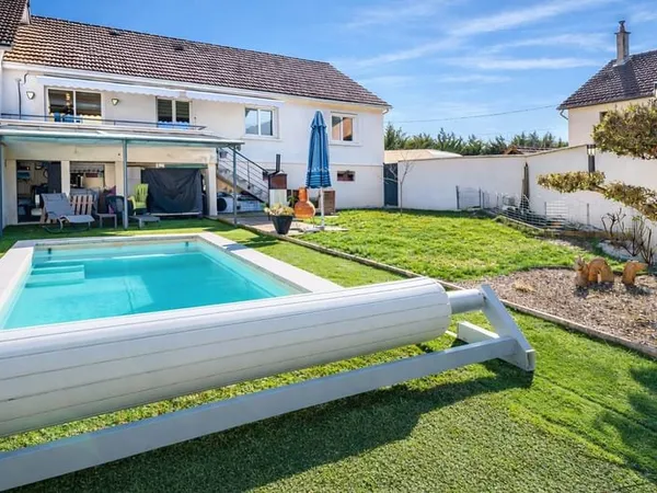 Toiture neuve avec panneaux solaires - 5 chambres - piscine creusée et chauffée - travaux récents