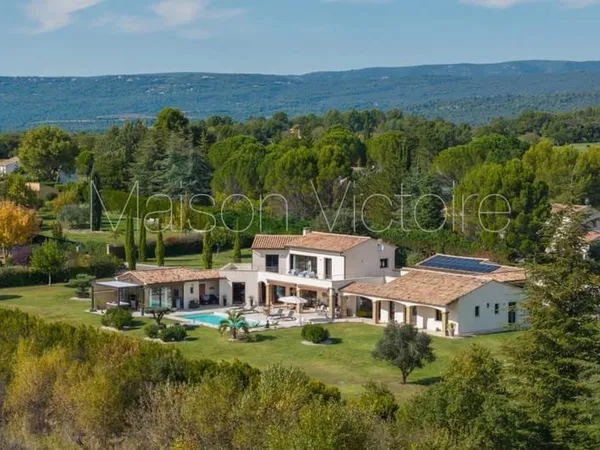 Villa contemporaine lumineuse avec piscine à Roussillon.