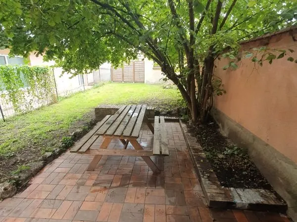 Location appartement au calme avec terrain arboré, terrasse et abri de jardin