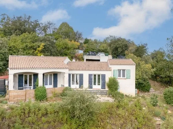 Villa indépendante T5 de 132m2 hab avec terrain et dépendance