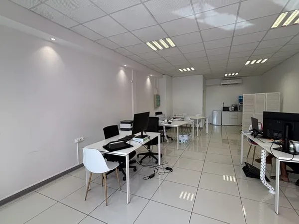 Local commercial JARRY - 53m2 - IMMEUBLE OISEAU DU PARADIS