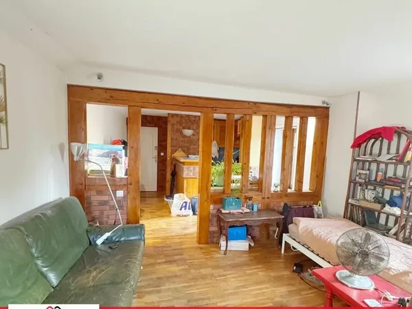 21000 Place Wilson, dans un immeuble du début du siècle, en retrait de la route au calme, de T2, pro
