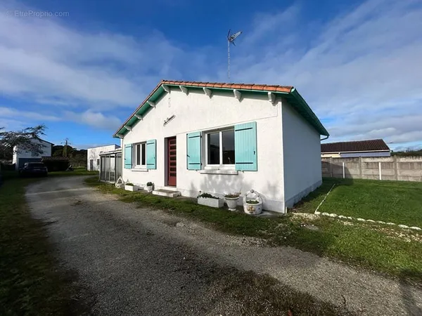 Maison à rénover avec dépendances sur 1403 m² terrain