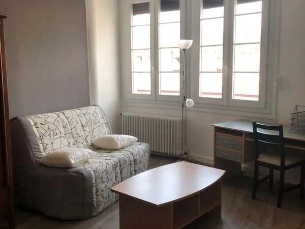 Grand studio meublé avec balcon