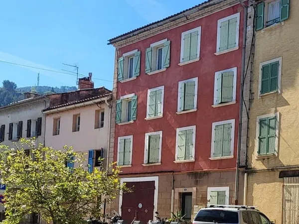 IMMEUBLE AVEC TERRASSES GARAGE ET DEPENDANCES