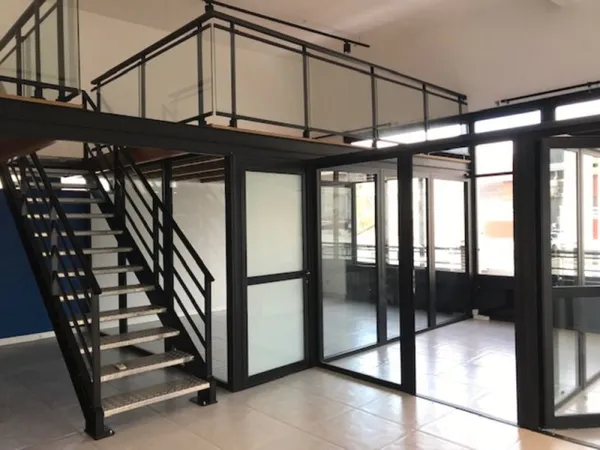 Local professionnel 120 m2 en R+1 centre ville Saint Denis