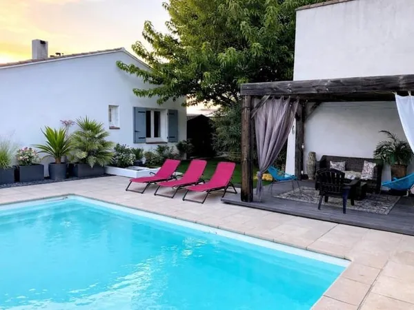 Maison 5 pièces de plain-pied 111 m2 avec jardin et piscine