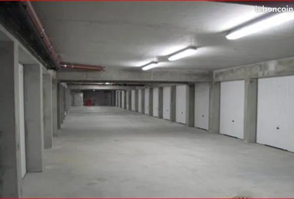 Garage avec porte de fermeture serrure 3 clés ; PMR dans résidence sécurisé