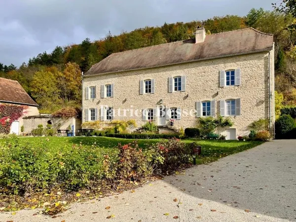 À 15 min de Beaune, aux sept sources de l'Ouche, dans un village préservé, un relais de poste du 18e