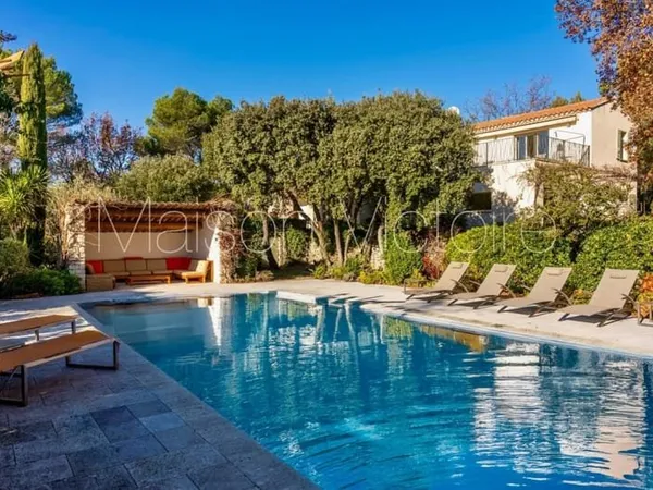 Villa entièrement rénovée exposée plein sud avec piscine et vue.