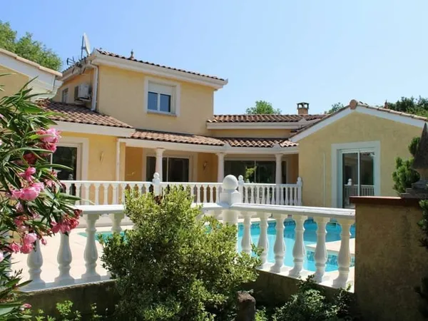 TRES BELLE MAISON PAYSAGEE AVEC PISCINE