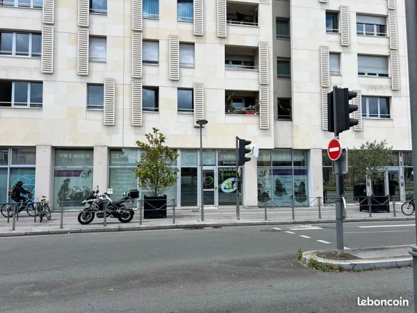 LOCAL COMMERCIAL 155m2 AVEC VITRINES avenue tiers BORDEAUX