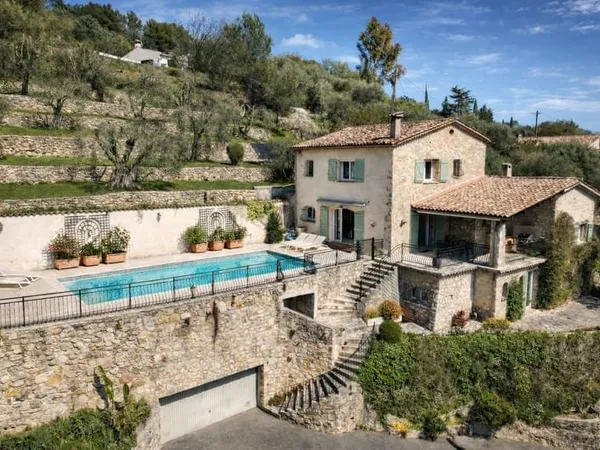 TOURRETTES SUR LOUP : bergerie de caractère 4 chambres avec