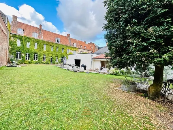 Maison de caractère d'environ 280 m2 habitable avec jardin et garage.