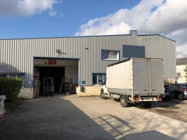 Local d'activité 1915 m²