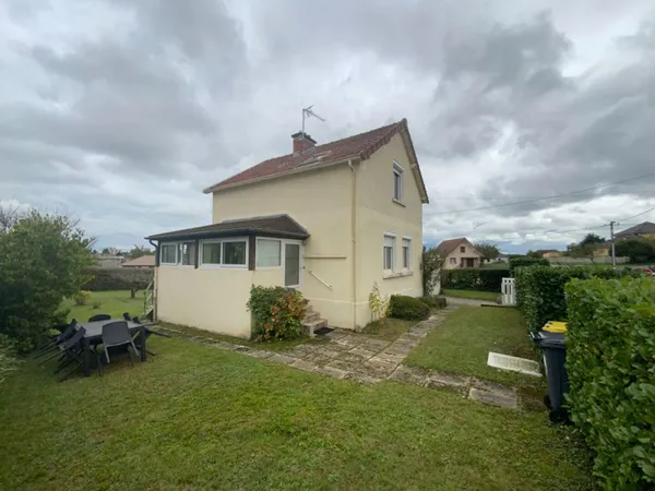MONTCENIS - Maison indépendante de 80 m² hab. (3 chambres) avec garage.