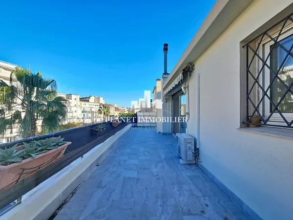 JUAN LES PINS CENTRE GRAND STUDIO DERNIER ETAGE TERRASSE 25M