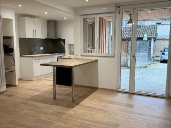 Maison de bourg T3 + terrasse, la villedieu du Clain 650 Hors charges