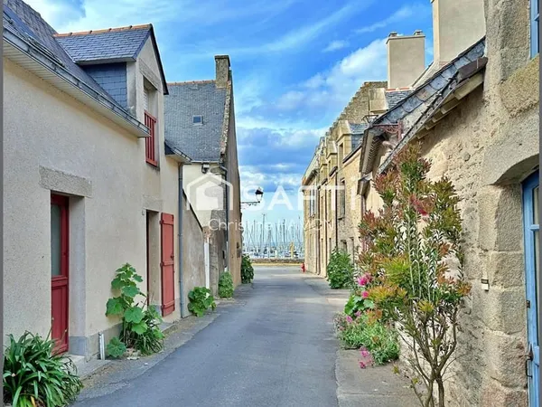 Sur le port à deux pas de la plage, tout à pied !