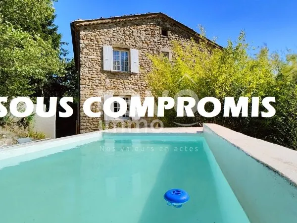 Authentique mas en pierres au cœur de la Drôme provençale.