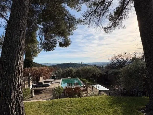 Maison belle vu piscine